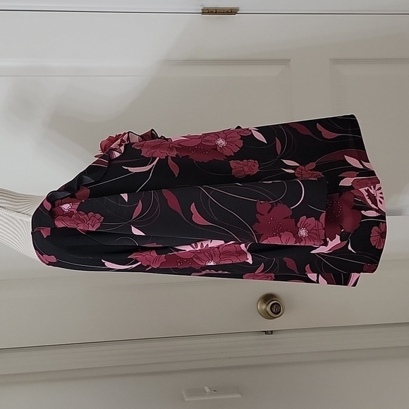 J.T.B Vintage Floral Ruffle Blouse with Flower Pin.  Size Unknown. - Picture 4 of 10